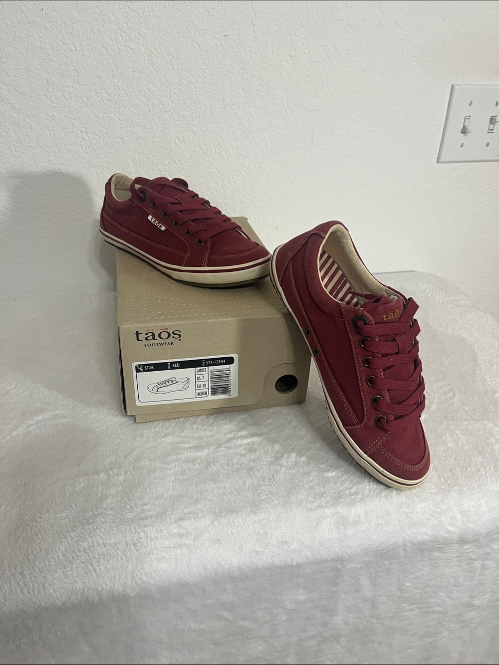Taos Footwear Women's Burgundy Lace-Up Casual Sneaker